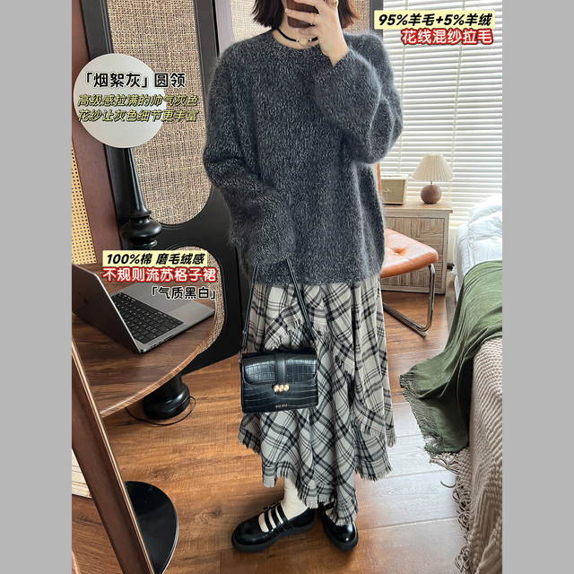 ກາງເກງຊື່ Corduroy ມາພ້ອມກັບ curtains butt plaid ແລະ hems cuffable. ສິ້ນ plaid ສະຫມໍ່າສະເຫມີ