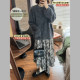 ກາງເກງຊື່ Corduroy ມາພ້ອມກັບ curtains butt plaid ແລະ hems cuffable. ສິ້ນ plaid ສະຫມໍ່າສະເຫມີ