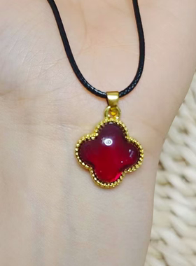 新品大红色玻璃四叶草吊坠时尚百搭灵动幸运草精致好看个性奢华