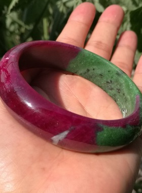 鸽血红透体猫眼红宝石半红半绿