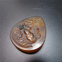 The Qing Dynasty Amber Pendant Engraving Dragon Honey Wax Pendants Countryside Collected the ancient brand One figure antique and ancient play