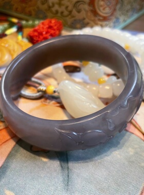 「雅布藤」好运莲莲。浓郁烟紫色。和田玉手镯宽厚版老矿料56mm圈