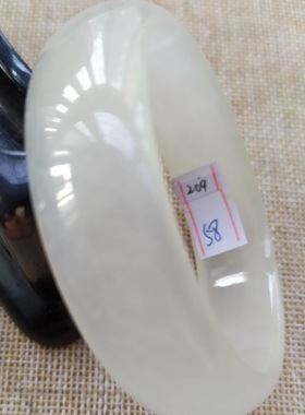 宽镯配横纹，冰感十足，纹理清晰