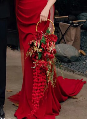 新中式喜嫁婚纱照新娘手拎花竹节手环红手捧花复古红礼服仿真花束
