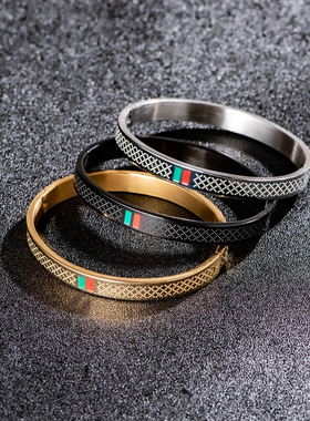 原创设计红绿配色男士嘻哈潮流钛钢手镯欧美ins时尚个性黑色手环