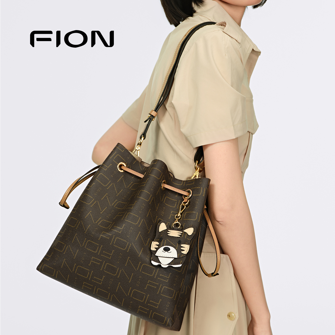 Fion/菲安妮老花水桶包女新款抽绳轻奢感休闲通勤单肩斜挎包包