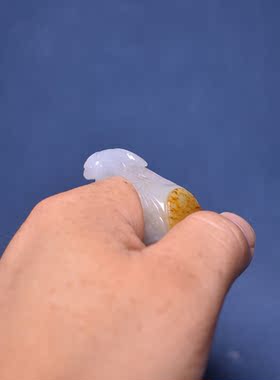 内径20洒金皮白玉籽料兔特色戒指