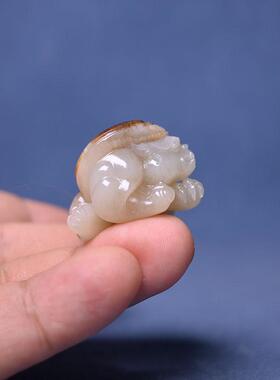 20克油烟黑皮白玉籽料貔貅手把件