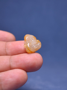 洒金白玉独籽料罗汉手机挂坠背云