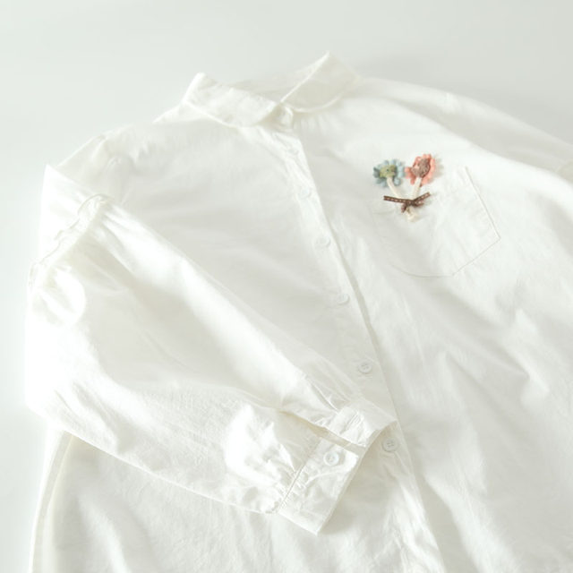 ສິນລະປະຂອງແມ່ຍິງ Ingot Collar Pocket ສາມມິຕິ Appliqué ເສື້ອສີຂາວ