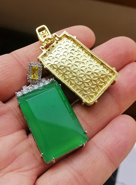 胡二翡翠方形绿玉髓吊坠棱角分明