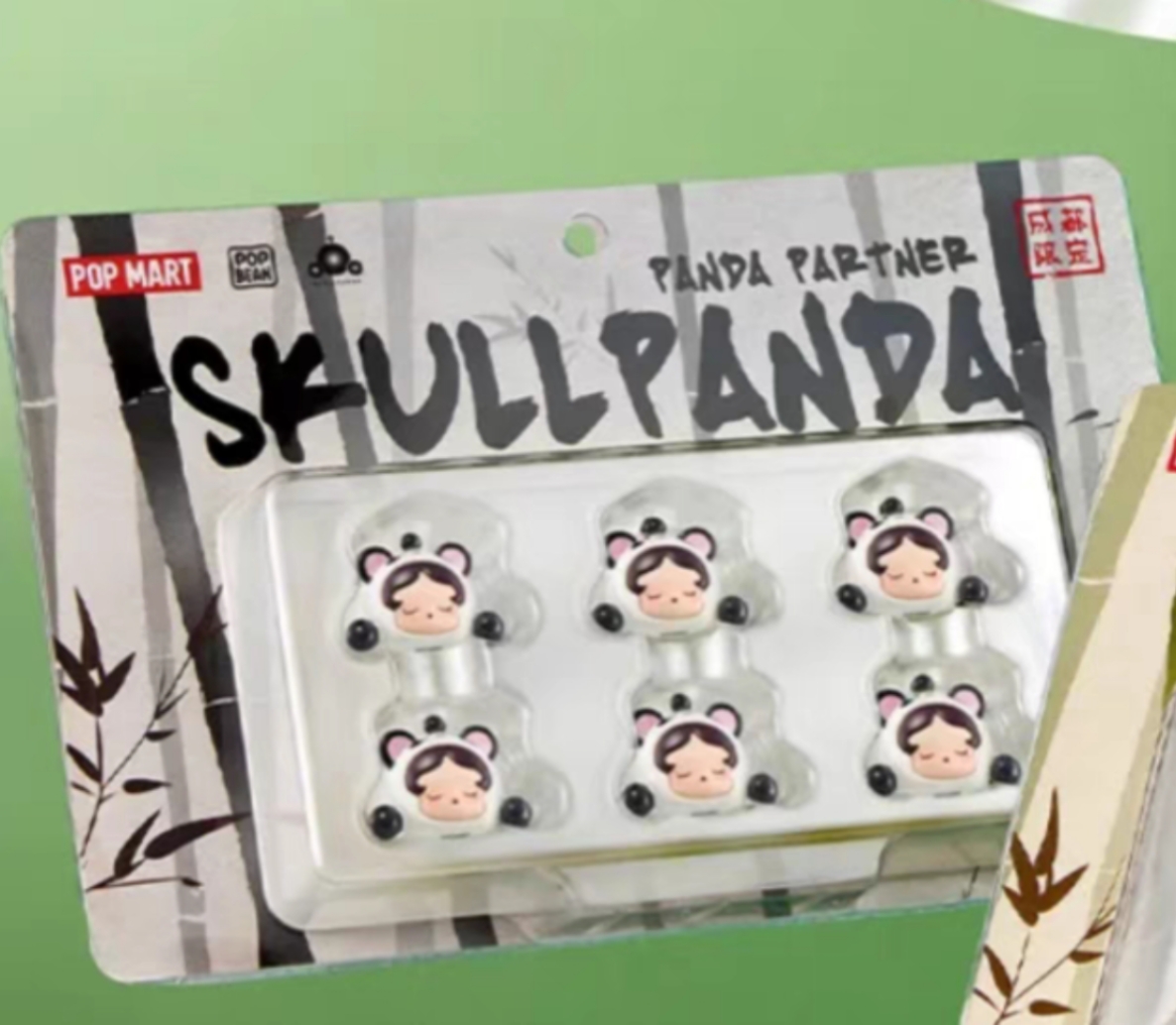 正版泡泡玛特成都限定大小熊猫拍档skullpanda萌粒公仔吊卡异形瓶 - 图1