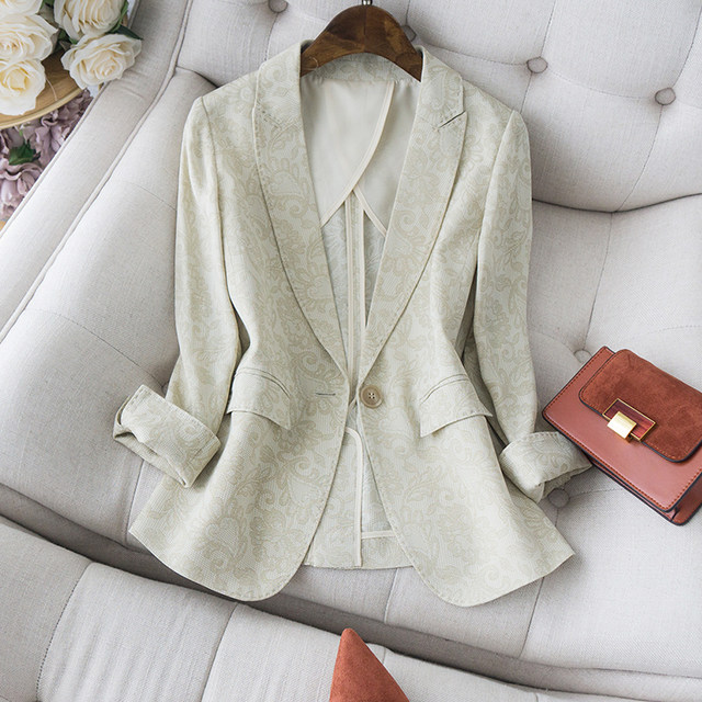 Customized fabrics from Japan, da brand slim-fitting suits