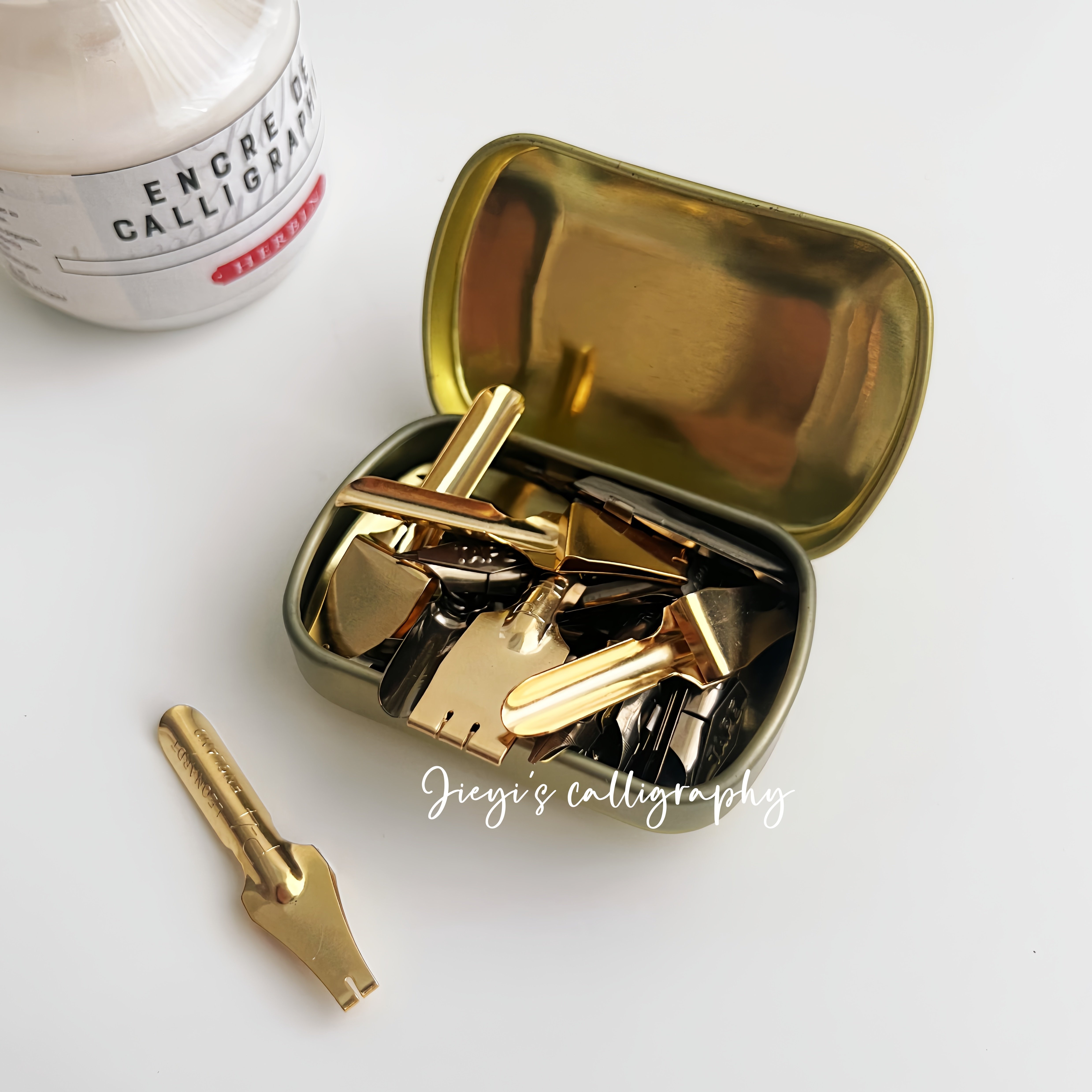 【笔尖盒】特价 不单卖 英文书法蘸水笔 复古金属 笔尖文具收纳盒,淘宝优惠券,粉丝福利购,淘宝优惠卷