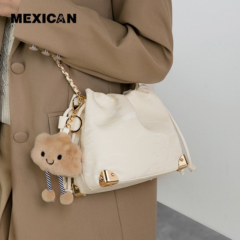 稻草人包包女士新款秋冬单肩包百搭时尚通勤女包小众斜挎包水桶包