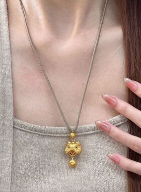 国潮女吊坠编绳醒狮棕色小红书风毛衣链个性百搭高级感爆款新中式