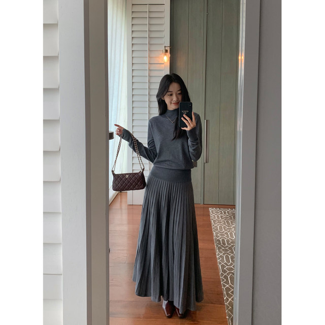 Fashionable woolen skirt, fresh and elegant