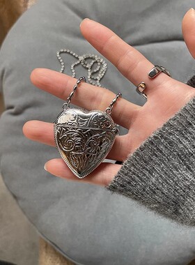 韩系爱心小包项链女小众设计高级感斜挎链秋冬复古长款桃心毛衣链