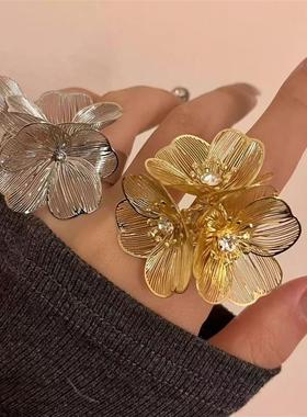 小香风瀑布鱼尾纹花朵闪钻戒指 小众时髦金属开口高级感百搭指环