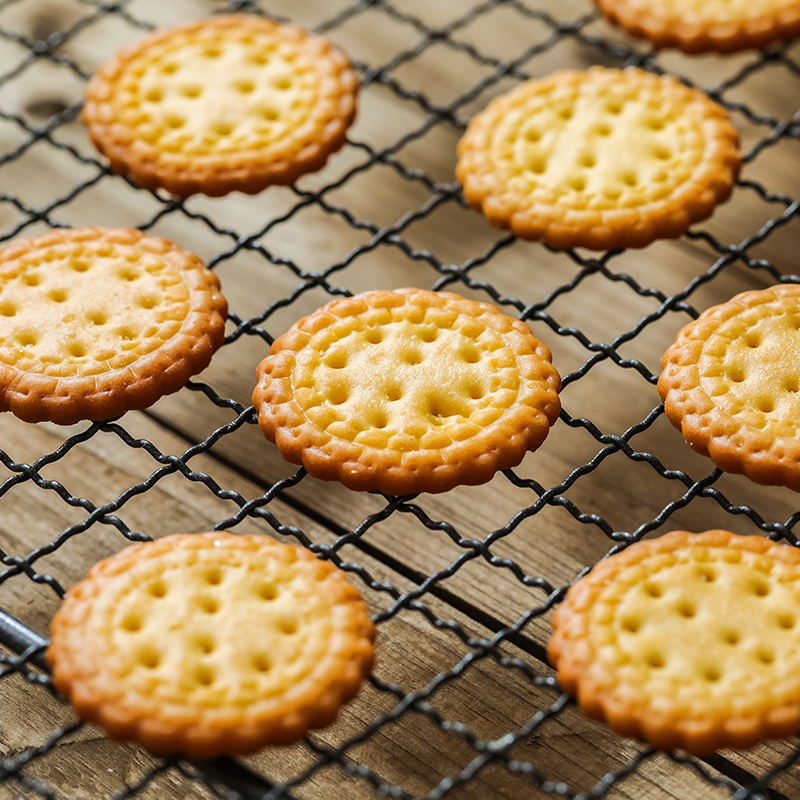 日式小圆饼网红南乳咸味饼干休闲零食椒盐薄脆饼干独立小包装散装 - 图1