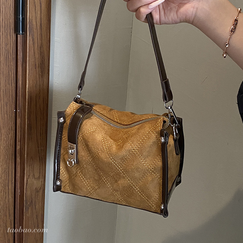 超火小众复古麂皮绒包包女2025新款百搭单肩腋下包精致迷你枕头包,淘宝优惠券,粉丝福利购,淘宝优惠卷