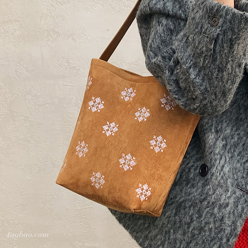 复古新中式包包2025新款通勤大容量女式单肩腋下包手提刺绣水桶包 - 图1