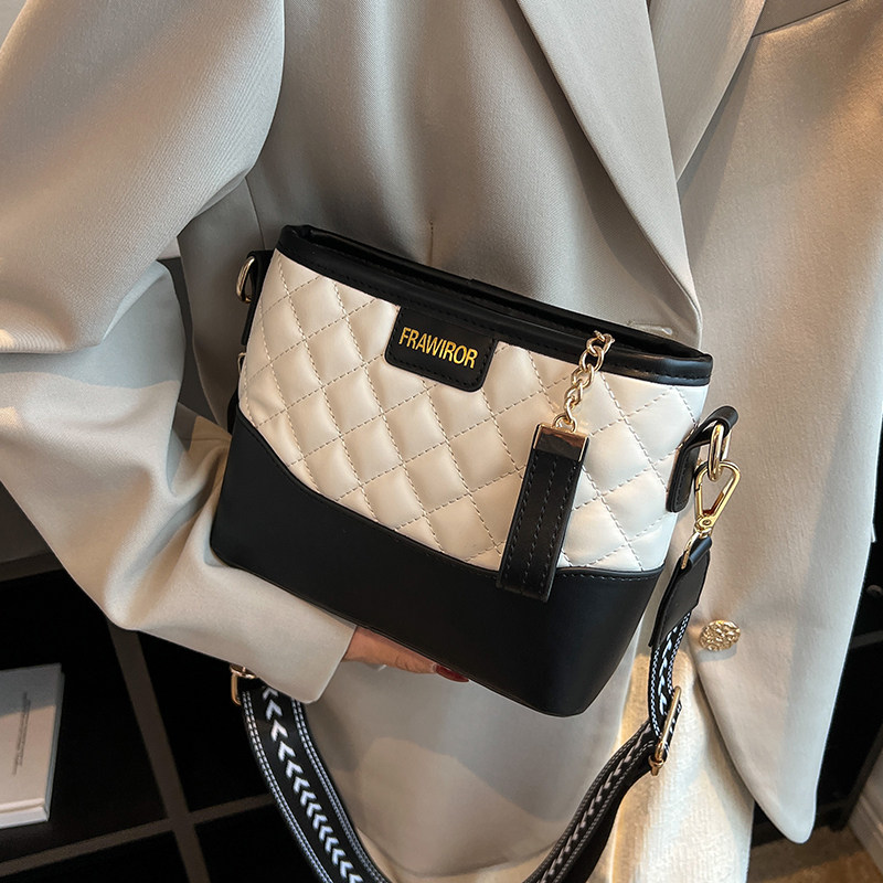 时尚宽肩带包包女士2025新款菱格绣线水桶包高级感百搭单肩斜挎包,淘宝优惠券,粉丝福利购,淘宝优惠卷