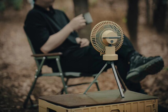 CARGO fan comes with carabiner for vertical battery life