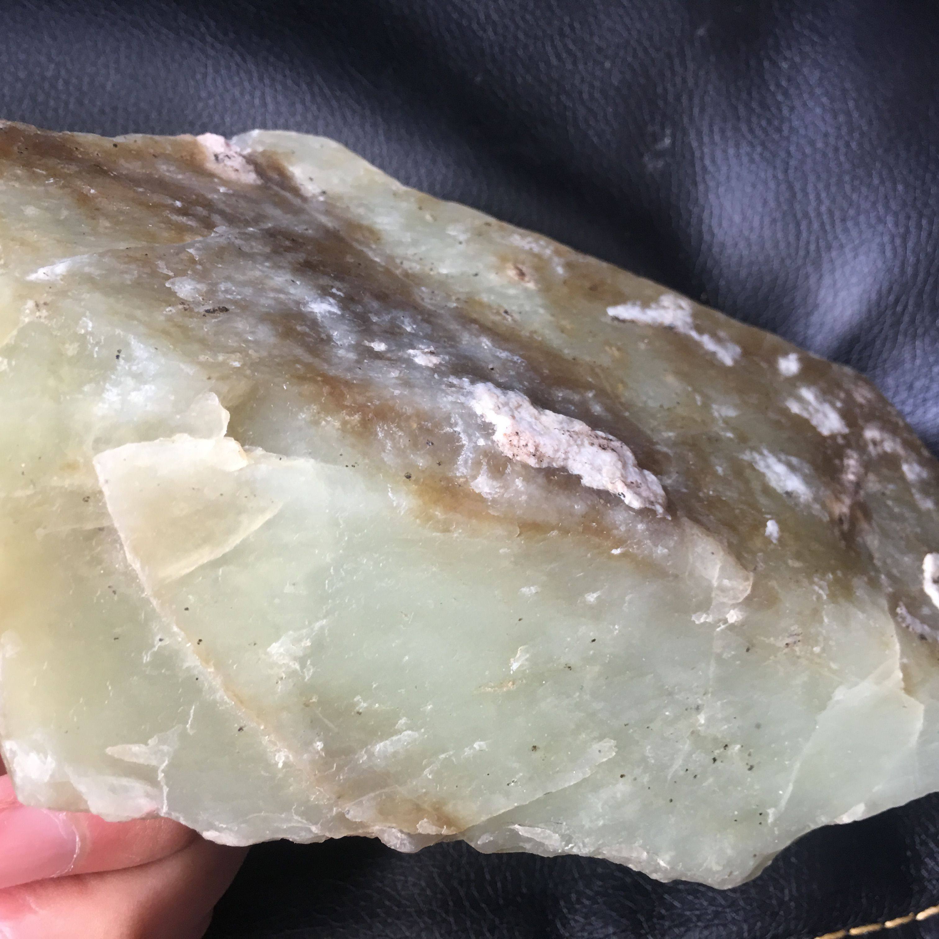 1098g新疆和田且末糖青白玉山料原石 糖青白玉高密度山料料牌子料