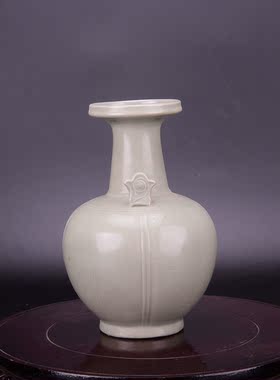 晋唐越窑青瓷秘色瓷刻花折枝花纹双系盘口尊瓶