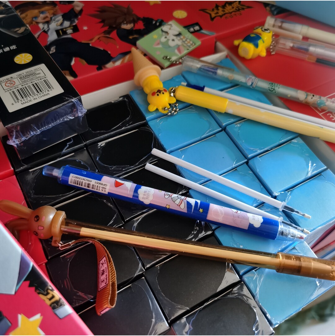 带潮玩动漫挂件 文具中性笔学生用笔盲盒R32,淘宝优惠券,粉丝福利购,淘宝优惠卷