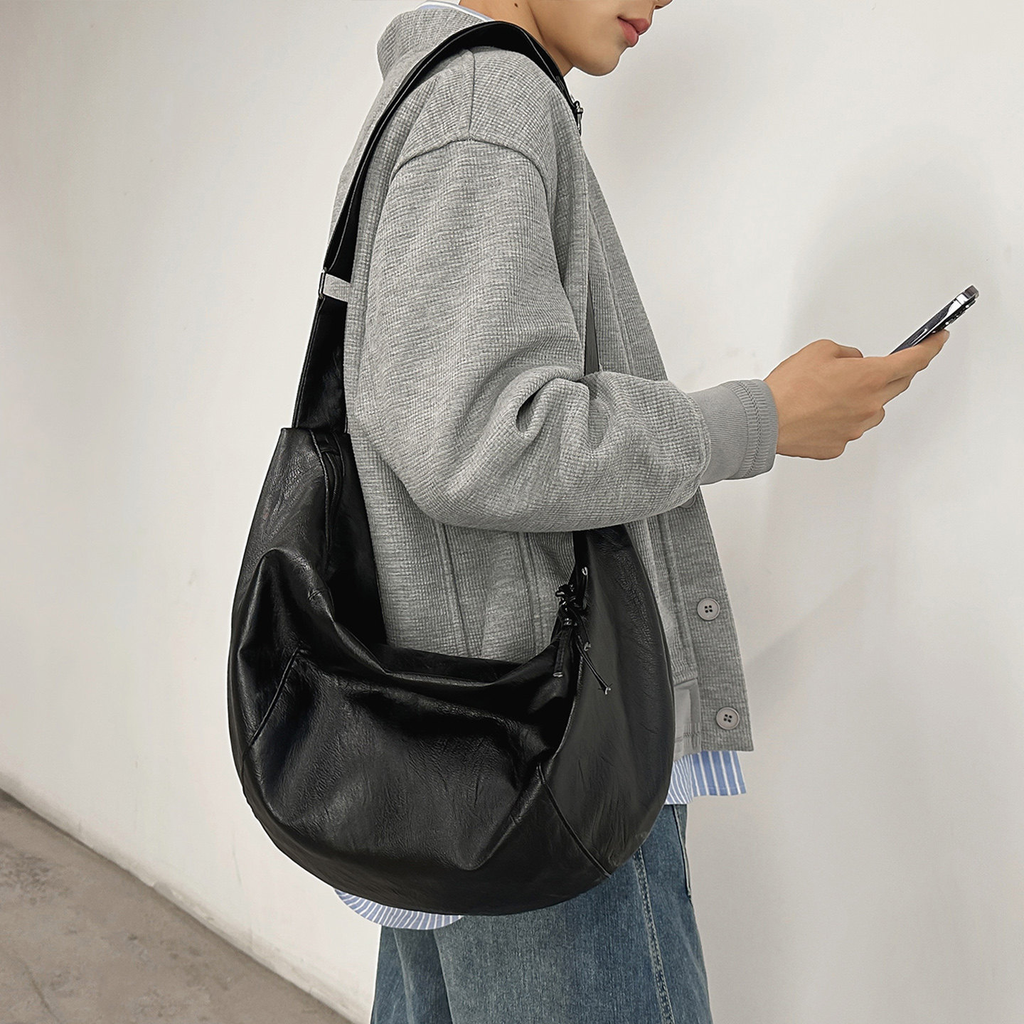 男士黑色PU皮饺子包情侣款大容量休闲通勤百搭街头复古单肩斜挎包,淘宝优惠券,粉丝福利购,淘宝优惠卷