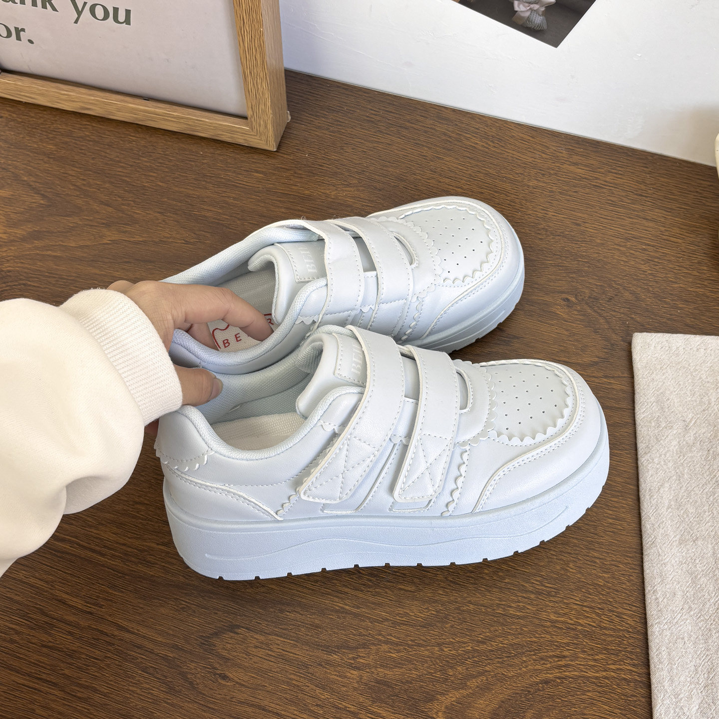 魔术贴圆头厚底通勤板鞋女2026春季新款学生休闲增高小白鞋,淘宝优惠券,粉丝福利购,淘宝优惠卷