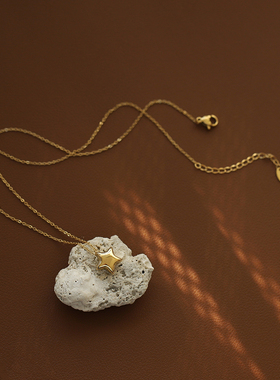 佩戴不用取的星星项链