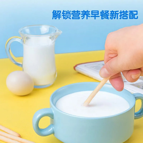 Палочки для прорезывания зубов палевого синего цвета. Печенье на пальцах. Угольные палочки.