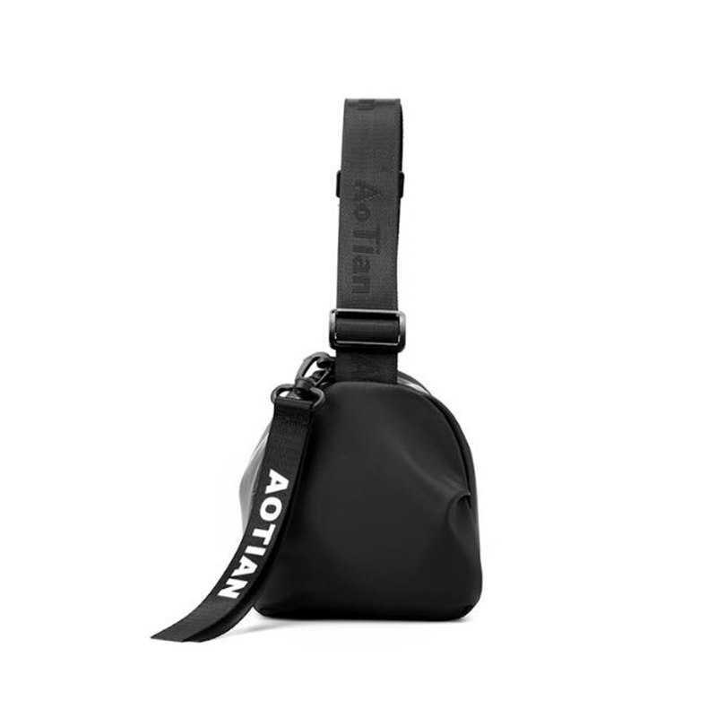 潮牌斜挎包男背包2025新款运动休闲单肩包大容量邮差包简约小挎包,淘宝优惠券,粉丝福利购,淘宝优惠卷