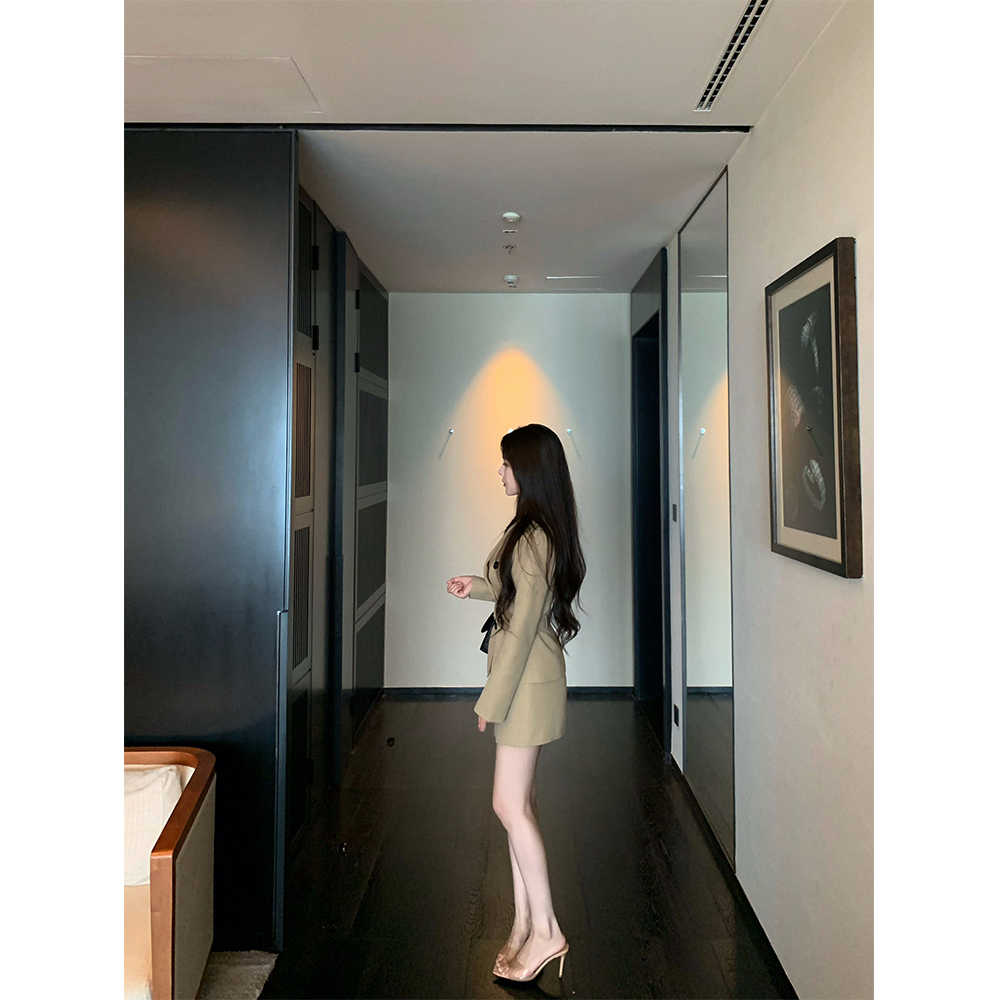 THE SWAN司凰轻奢 英区留子 复古双排扣短款收腰风衣外套短裙套装 - 图3