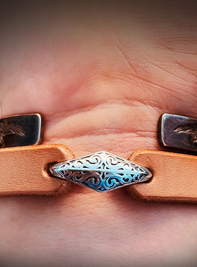 三生造物 925敲边飞鸟钉配 唐草纹C型银钩 13mm日本枥木植鞣牛皮