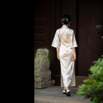 Dream Qing branches -- a city of wind floats -- embroidered retro Republic of China The wind down the big sleeves full open front and qipao Daily