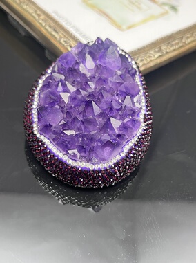 乌拉圭水晶紫水晶洞不规则形状随意晶簇吊坠皮革底配电镀扣子