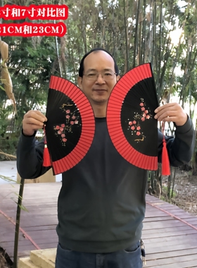 红色跳舞扇子双面图案旗袍走秀