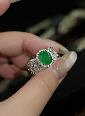 冰种阳绿色宽版蕾丝蛋面玉髓戒指