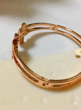 玫瑰金色贝壳水钻镂空防过敏手链