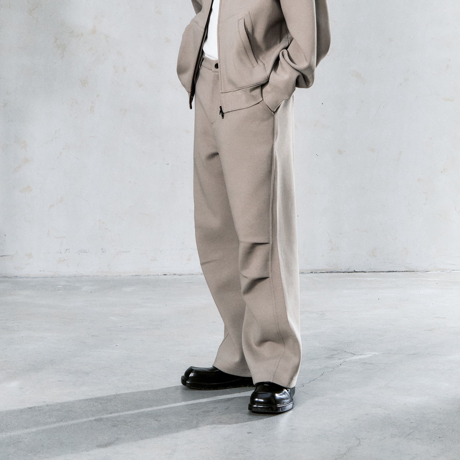 Lilbetter挺括立体感打褶设计休闲卫裤运动裤子秋季宽松微喇长裤 - 图2