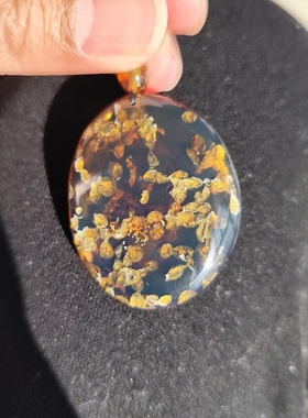 天然琥珀蜜蜡金蓝珀内含孢子吊坠缅甸琥珀强光下都能泛绿光有出皮