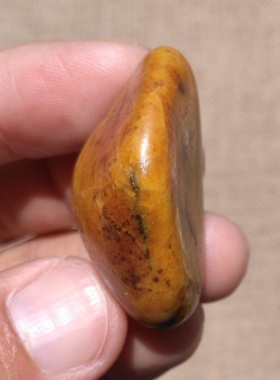 新疆和田玉黄沁籽料原石吊坠