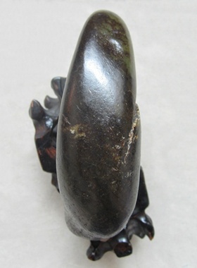 新疆和田玉黑皮籽料原石手把件