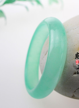 天然正品石英岩玉手镯 豆绿冰种玉 阳绿色贵妃镯 玉石手镯玉手环