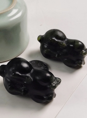 深墨绿色天然和田玉手把件摆件笔搁 马到成功