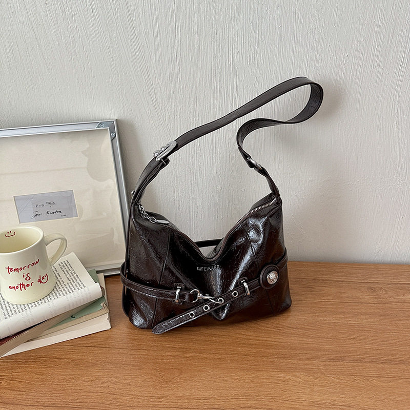 New casual Korean fashion shoulder bag, large capacity, stylish belt decorated crossbody bag, high-end all-match underarm bag